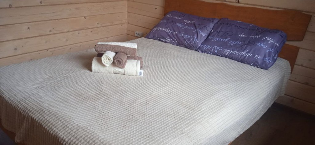 Спальня: двуспальная кровать